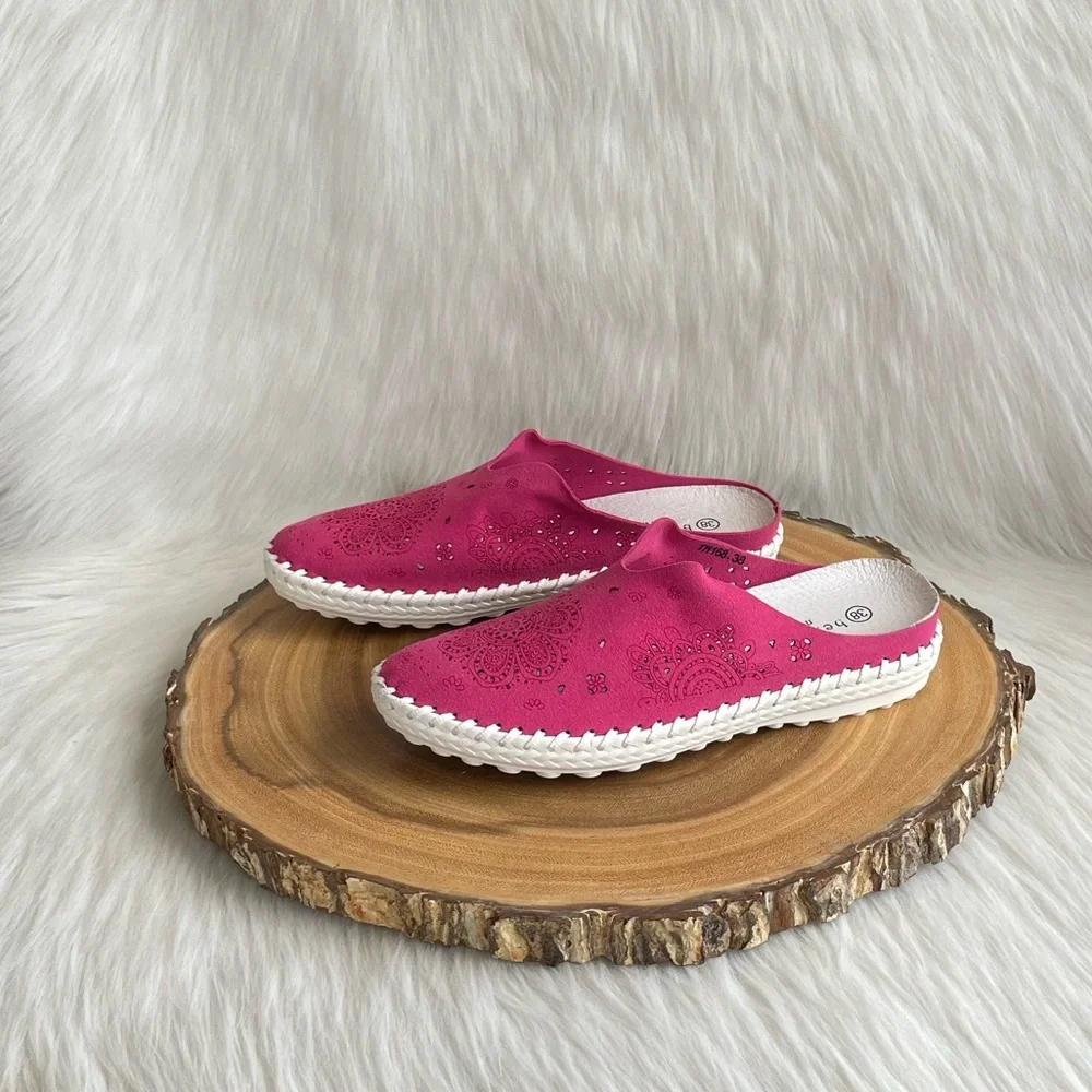 LIKE NEW bernie mev. perforated leather slide sneakers
